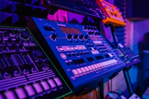 Studio 4 — apparatuur en monitors
